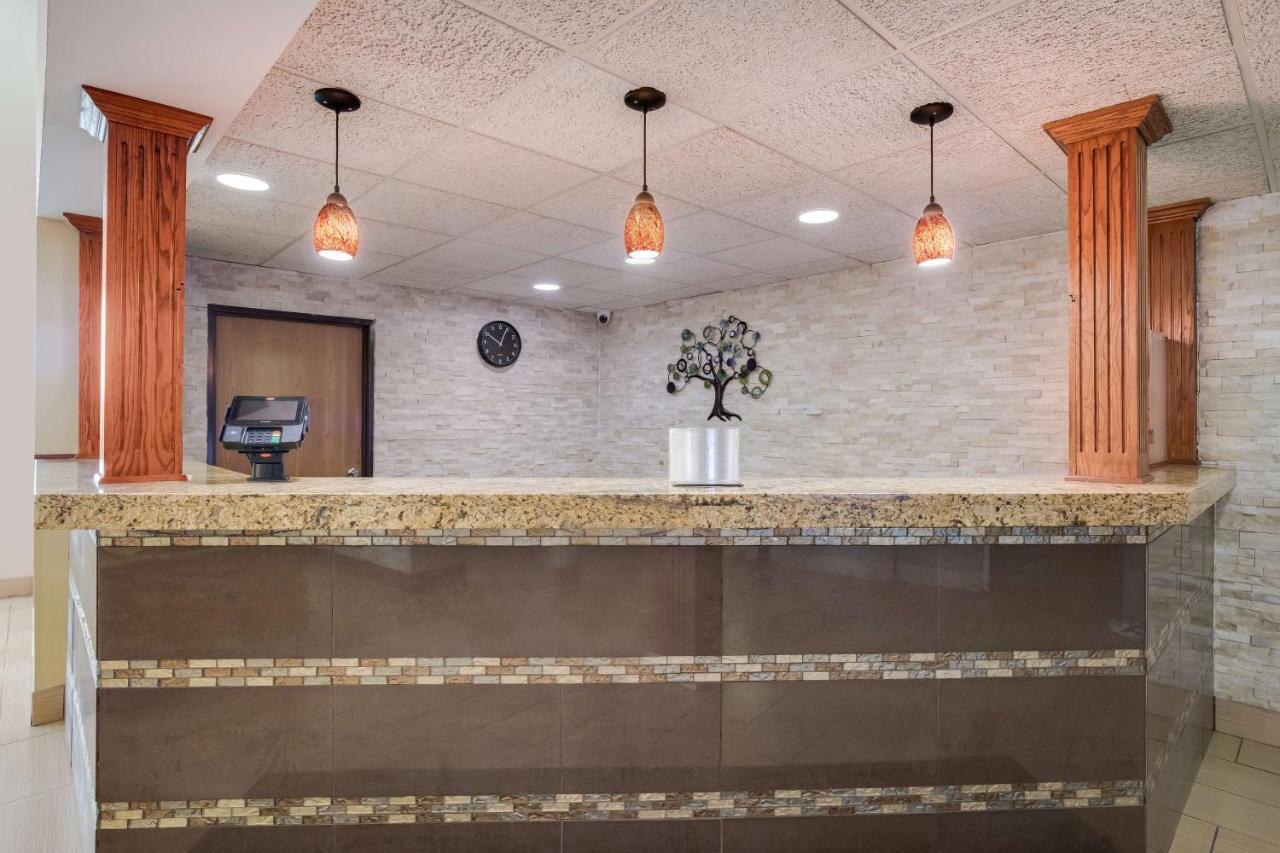 Best Western Waukesha Grand Pewaukee Exterior photo