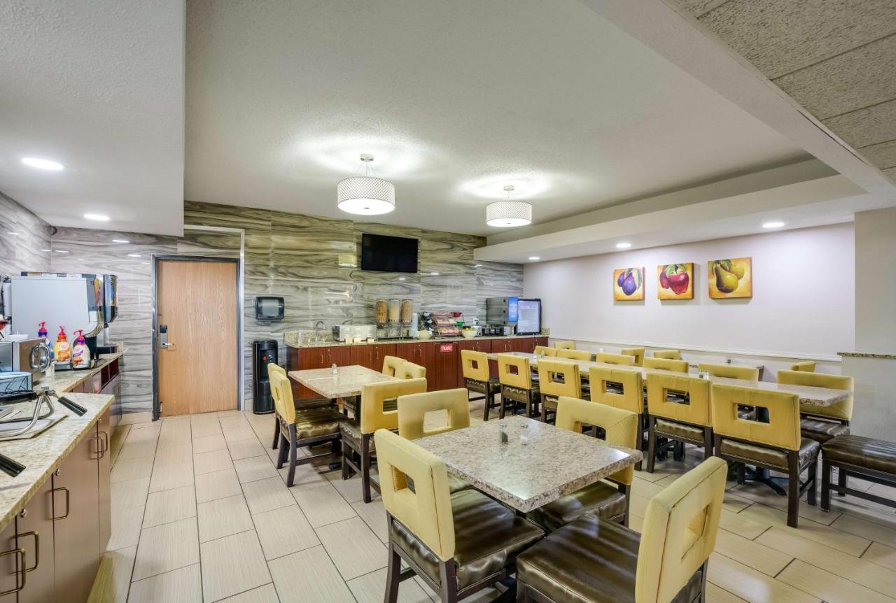 Best Western Waukesha Grand Pewaukee Exterior photo