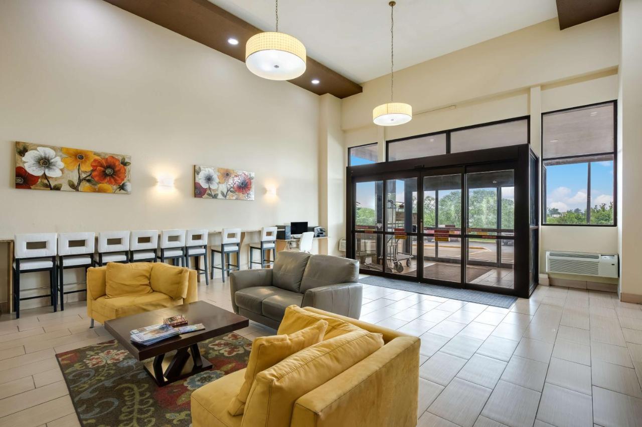 Best Western Waukesha Grand Pewaukee Exterior photo