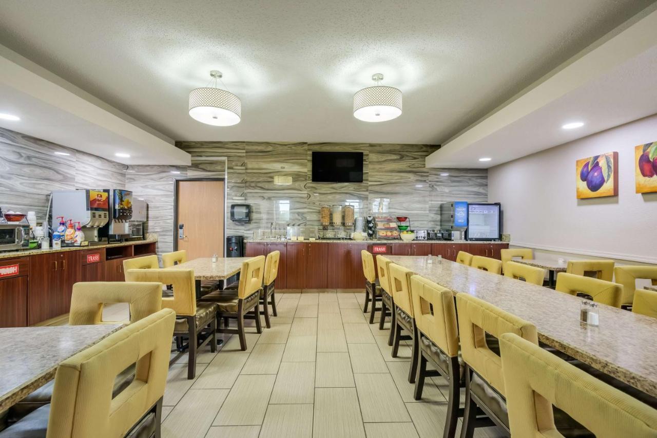 Best Western Waukesha Grand Pewaukee Exterior photo