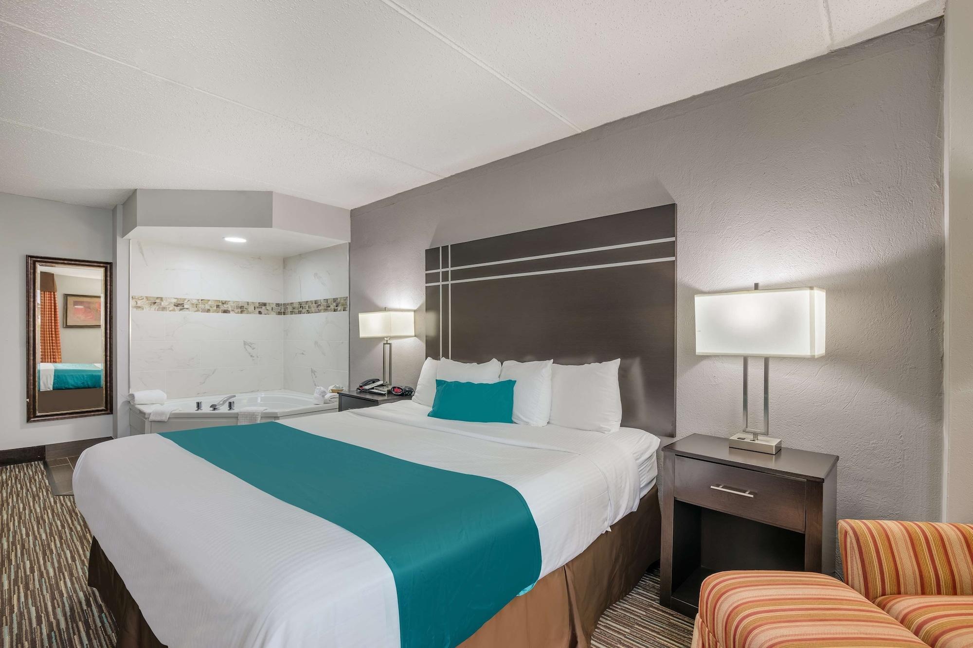 Best Western Waukesha Grand Pewaukee Exterior photo