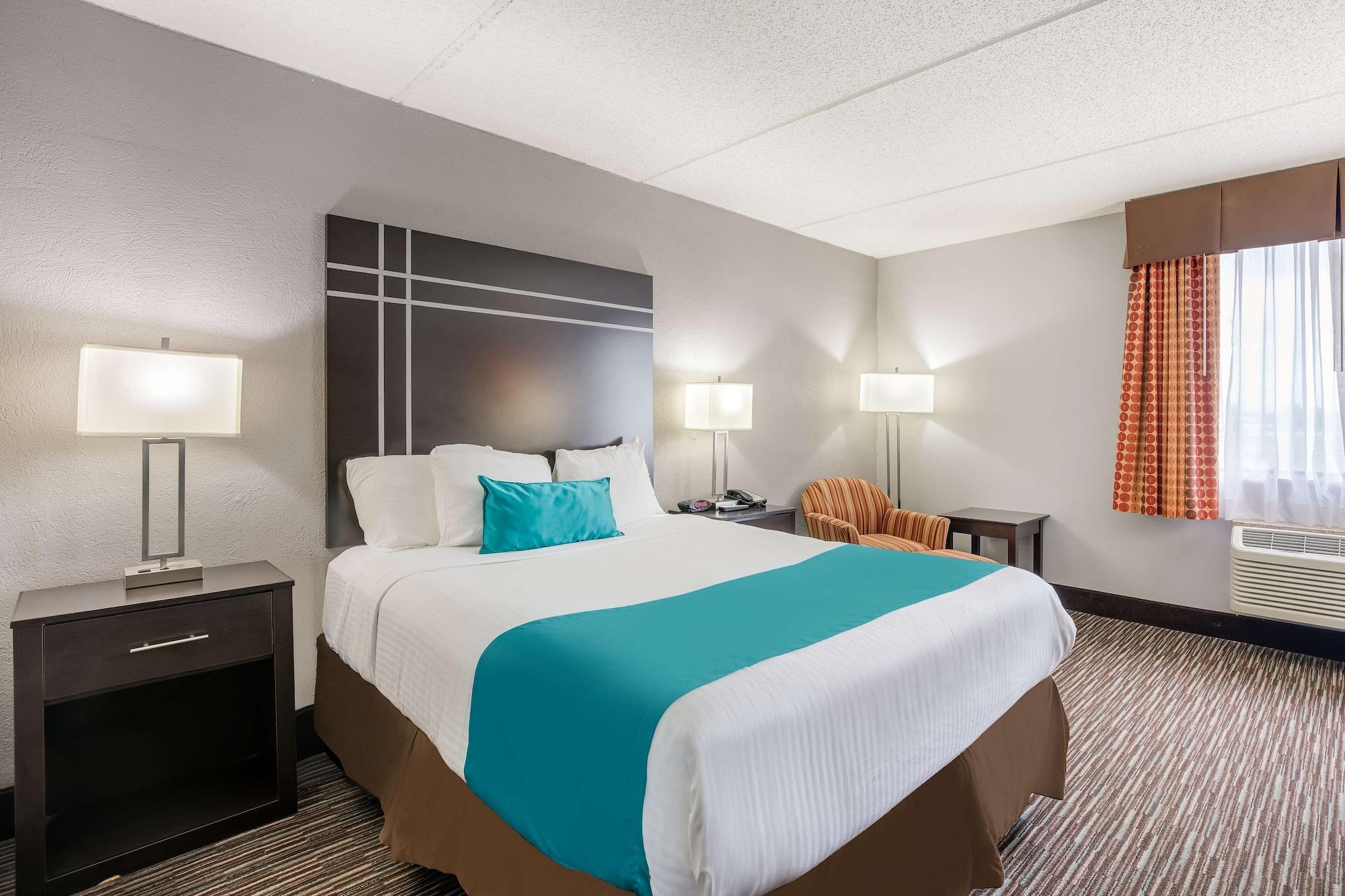 Best Western Waukesha Grand Pewaukee Exterior photo