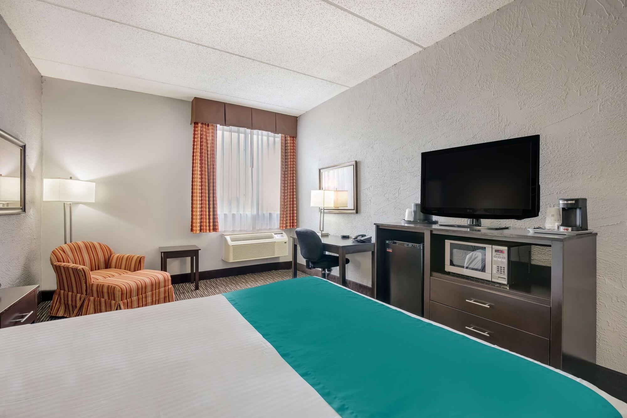 Best Western Waukesha Grand Pewaukee Exterior photo